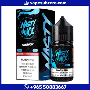 نكهة ناستي توت أزرق سولت نيكوتين 30 مل، عبوة سوداء وزرقاء بشعار Tastes Like Disposable.